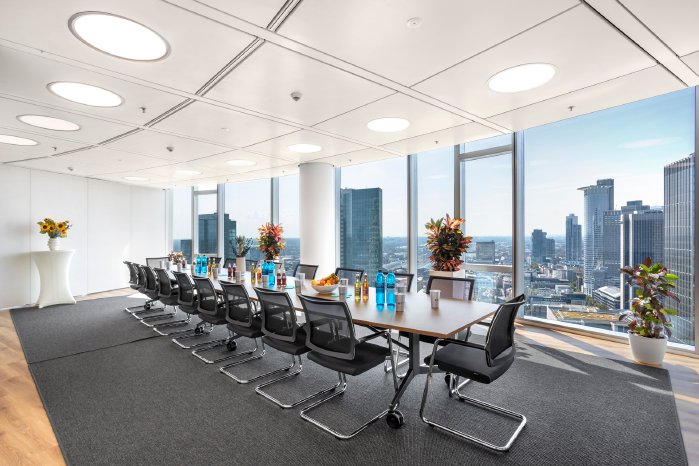 Main Tower Konferenzraum Skyline.jpg