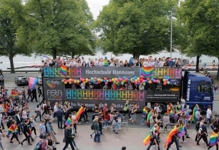 Der bunte HsH-Truck führt in diesem Jahr die Parade an - bereits 2018 war die HsH mit dabei