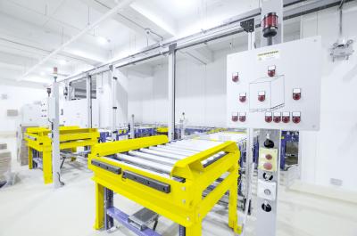 ORCA Cold Chain Solutions in Taguig/Manila ist das erste vollautomatische Tiefkühllager auf den Philippinen. Die Anlage ORCA Taguig erhöht die Logistikkapazitäten der Philippinen und die Vorbereitung auf unvorhersehbare Ereignisse erheblich. Der Leistungsumfang von SSI Schäfer beinhaltet ein vollautomatisches Hochregallager, eine Förderanlage, Pick to Tote Kommissionierarbeitsplätze und die Logistiksoftware WAMAS®