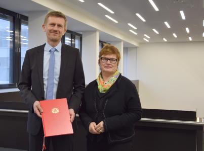 Prof. Dr.-Ing. Ralf M. Gläbe mit Hochschul-Rektorin Prof. Dr. Karin Luckey bei der Übergabe der Ernennungsurkunde