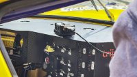 Das GPSaug wurde mit dem dazugehörigen Halter auf dem Armaturenbrett verankert. Die sichere Befestigung sorgt für die reibungslose Funktion der Sensorik