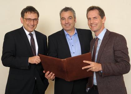 Freuen sich über die Zusammenarbeit: v.l. Dr. Thilo Brinkmann, Geschäftsbereichsleiter Ambulant & Nephrologie bei der B. Braun Melsungen AG, prolabor-Geschäftsführer Dieter Beermann und B. Braun-Vorstand Otto Philipp Braun, verantwortlich für die Sparte OPM (Out Patient Market) und die Region Iberische Halbinsel und Lateinamerika.