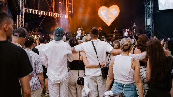 PnR_Bühnenbild mit Herz.png