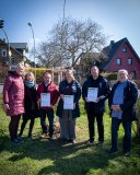 Das Foto zeigt v. l. n. r. Doreen Hadlich (Mitglied Projektgruppe 1000 Buchen), Martina Heller (Projektleiterin 1000 Buchen), Steffen Pause (Geschäftsführer der ENWG Energienetze Weimar GmbH & Co. KG), Constanze Reppin (Geschäftsführerin der Stadtwerke Weimar GmbH), Bernd Wagner (Geschäftsführer der Stadtwirtschaft Weimar GmbH) und Willibald Neubert (Ortsteilbürgermeister Schöndorf).