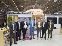 Von links nach rechts: Sixuan Zou, Director of Network Solution Sales, Huawei Technologies Deutschland, Kevin Wen, Vice Presi-dent ICT Marketing & Solution, Huawei Technologies Deutschland, Michael Neska, CEO, carrierwerke, Arianit Neziri, Senior Product Manager, Huawei Technologies Deutschland, Raphael Peschkes, Prokurist, Glasfaser Direkt, Wandong Zhang, Director ISP Indust-ry, Huawei Technologies Deutschland, Tao Lu, Director Region Süd, Huawei Technologies Deutschland Von links nach rechts: Sixuan Zou, Director of Network Solution Sales, Huawei Technologies Deutschland, Kevin Wen, Vice Presi-dent ICT Marketing & Solution, Huawei Technologies Deutschland, Michael Neska, CEO, carrierwerke, Arianit Neziri, Senior Product Manager, Huawei Technologies Deutschland, Raphael Peschkes, Prokurist, Glasfaser Direkt, Wandong Zhang, Director ISP Indust-ry, Huawei Technologies Deutschland, Tao Lu, Director Region Süd, Huawei Technologies Deutschland