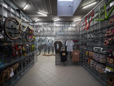 Anerkennungen Nachhaltigkeit: staub & teer Fahrradladen, Köln von Bel Sozietät für Architektur