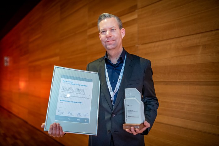 thueringer-innovationspreis-2022-thilo-von-freyhold-mit-award.jpg