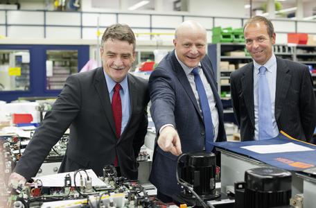Von links nach rechts: Michael Groschek, Karl-Heinz Dost (Leitung Produktion Vossloh Kiepe), Oliver Völlinger ( Geschäftsführer Vossloh Kiepe)