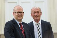 Matthias Gehrigk (l.) folgt Klaus Beckonert (r.) auf der Position des Geschäftsführers der GREIWING logistics for you GmbH. (Foto: GREIWING logistics for you GmbH)