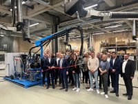 Übergabe der HIGHLINE MK2 der Hennecke PUR Solutions (vordere Reihe v.l.n.r): FSK-Geschäftsführer Klaus Junginger, Prof. Dr.-Ing. Christian Bonten, Leiter des Instituts für Kunststofftechnik Universität Stuttgart, Jens Winiarz, Senior Director Sales Metering & Composites bei Hennecke PUR Solutions, Herr Prof. Dr. Marc Kreutzbruck, Institutsleitung Institut für Kunststofftechnik, FSK-Vorstandsmitglied Christian Loretz, Getzner Werkstoffe GmbH und die Teilnehmer des ersten Polyurethantechnik Semin