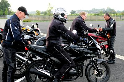 Fahren ohne Führerschein - unter Anleitung von erfahrenen Instruktoren: erste Fahrübungen auf Honda Motorrädern