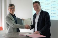 Sind sich einig: PEM-Leiter Professor Achim Kampker (l.) und Alexander Felix Heck, Vorstandsvorsitzender der elexis AG, besiegeln eine Absichtserklärung zum Ausbau ihrer Zusammenarbeit.