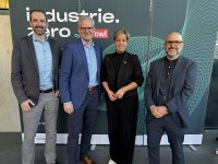 (v.l.n.r) Alexander Boschmann, Technologieentwickler bei Weidmüller, Dr. Sebastian Durst, Vorstandsvorsitzender der Weidmüller Gruppe, Mona Neubaur, Ministerin für Wirtschaft, Industrie, Klimaschutz und Energie des Landes Nordrhein-Westfalen, und Mark Edler, Leiter des Bereichs Global Environment, Health and Safety bei Weidmüller, bei der Veranstaltung zur Übergabe des Förderbescheids an die GoProZero-Projektbeteiligten