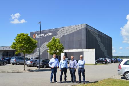 Abgebildet sind (von links) Dirk Schulte und Andreas Doster (Knauer Holding) und Kilian und Josef Miller (Geschäftsführer Miller GmbH & Co. KG)