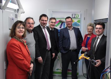 Christine Hippmann, Detlev Beaa, MdL Martin Schöffel, Peter Berek, Matthias Müller und Christine Berek, CSU-Delegation, und Dr.-Ing. Felipe Wolff-Fabris, Standortleiter EZD (von links nach rechts) (Quelle: EZD)