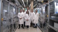 The teams from Forschungszentrum Jülich and hte with the two new high throughput electrolysis systems