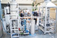 Das Bild zeigt den PEM-Großelektrolyseur, der in der sogenannten WKL-Halle am Campus Neustadtswall der Hochschule Bremen steht. Das Gerät wandelt elektrische Energie in chemische um. Es gibt nur wenige vergleichbare Anlagen an deutschen Hochschulen. Die Technologie eröffnet nicht nur neue Horizonte in der Wasserstoff-Forschung, sondern ermöglicht auch Tests großflächiger Zellstacks – dem Herzen eines jeden Elektrolyseprozesses