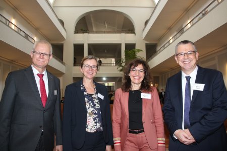 (v. l. n. r.): Carsten Roisch, Schulleiter der BBS Hannah Arendt, Karin Schürmann, stv. Schulleiterin der BBS Hannah Arendt, Christiane Fischer, Schulleiterin der BBS Cora Berliner, sowie Stefan Robra, Abteilungsleiter der BBS Cora Berliner. Foto: F. Bittner / Region Hannover