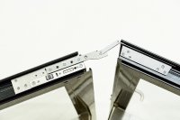 Das aus einer Gegenplatte sowie der Montageplatte mit Auslösehebel bestehende Mitnehmerklappen-System wird im Falzraum an der Türoberseite montiert und ist dadurch bei geschlossener Tür nicht erkennbar. / Fotos: ASSA ABLOY Sicherheitstechnik GmbH