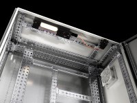 Einfach, passgenau und stabil kann die neue Innenausbauschiene mit erhöhter Traglast ohne Bohren angebracht werden.