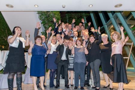 GEZE Chefin Brigitte Vöster-Alber (4. v. r.) mit den diesjährigen Jubilaren / Bild: GEZE GmbH