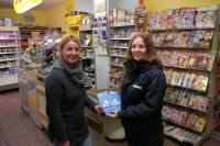 Geschäftsinhaberin Sylvia Illgen und WEMAG-Mitarbeiterin Jenny Wrobel (v.l.) bestücken den Dorfladen in Roggendorf mit Informationsmaterial für Strom- und Gaskunden / Foto: WEMAG/Fabian Franz Geschäftsinhaberin Sylvia Illgen und WEMAG-Mitarbeiterin Jenny Wrobel (v.l.) bestücken den Dorfladen in Roggendorf mit Informationsmaterial für Strom- und Gaskunden / Foto: WEMAG/Fabian Franz