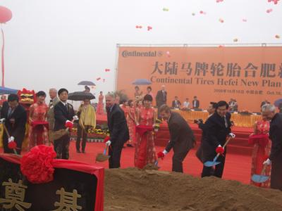Der Spatenstich für das erste Reifenwerk in China erfolgte am 10.10.2008 in Anwesenheit des niedersächsischen Ministerpräsidenten C. Wulff,H.Wente, Mitgl.des Vorst. der Continental AG, und führenden Vertretern der chinesischen Provinz Anhui sowie Hefei