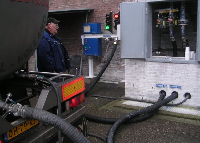 12-10 Pressefoto Automatisiertes Entladen Tankwagen Ampel.JPG