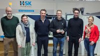 Kick-Off Treffen des Projektkonsortium bei der Firma SK Industriemodell (von links): Michael Dörsam (Geschäftsführer, Odenwälder Filtersysteme GmbH), Christina Hoffmann (Scientist Compoundieren und Extrudieren, SKZ), Tom Cvjetkovic (cvt engineering), Tobias Göbel (Scientist Compoundieren und Extrudieren, SKZ), Ali Chalgham (Project Manager, IANUS Simulation GmbH) und Lena Liebenstund (Leitung Qualitätsmanagement und Projektleitung, SK Industriemodell GmbH). (Foto: SK Industriemodell GmbH)