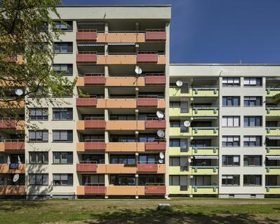 Die unterschiedlichen Balkonbrüstungen werden mit Farbe zusätzlich hervorgehoben, dadurch entsteht ein heiteres, lebendiges Gesamterscheinungsbild, Foto: Caparol Farben Lacke Bautenschutz