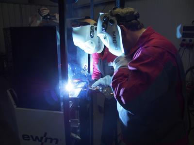 Landrat Achim Schwickert beim Schweißen, das er während der Eröffnungsfeier des neuen EWM-Vertriebs- und Logistikzentrums in Ransbach-Baumbach selbst ausprobierte. Zum Startschuss besuchten etwa 300 Gäste den neuen Standort des größten deutschen Herstellers hochinnovativer Lichtbogenschweißtechnik (Foto: EWM Hightec Welding)