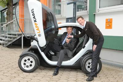 Lapp Geschäftsführer Gerald Lawrenz übernimmt einen Renault Twizy direkt von Hendrik Handke vom Renault Autohaus von der Weppen