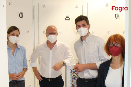 Vlnr Monika Lohmaier (Marketing & Communications Fogra) und Dr. Eduard Neufeld (Fogra-Institutsleiter) geben Dr. Korbinian Rüger (Bundestagskandidat der SPD im Wahlkreis München-Land) und Ingrid Lenz-Aktaş (Gemeinderätin Aschheim) im 3D-Körperscanner einen Einblick in die Forschungsarbeit der Fogra / Bild: Fogra