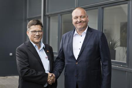 Volker Nicolai, Leiter International Sales bei GEBHARDT (li.) mit Geschäftsführer von Dansk Retursystem Lars Krejberg Petersen (re.). (c) Dansk Retursystem