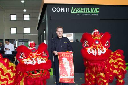 Expanded service center in Singapore opens: Managing Director Thomas Christensen presents the flexo printing products of the CONTI® Laserline brand / Photo: ContiTech