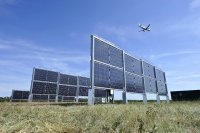 Vertikale Demonstrationsanlage am südwestlichen Ende der Startbahn West am Flughafen Frankfurt