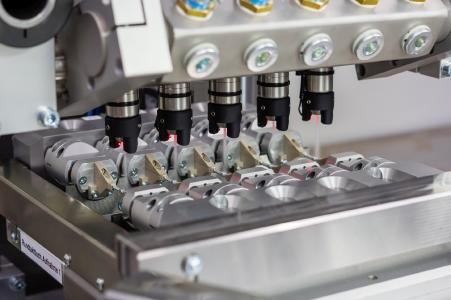 Die acp systems AG trägt dem wachsenden Bedarf des internationalen Marktes nach automatisierten Gesamt-Reinigungslösungen für die Integration in Produktionssysteme sowie nach Dienstleistungen im Bereich der CO2-Schneestrahlreinigung Rechnung. Bildquelle: acp systems AG