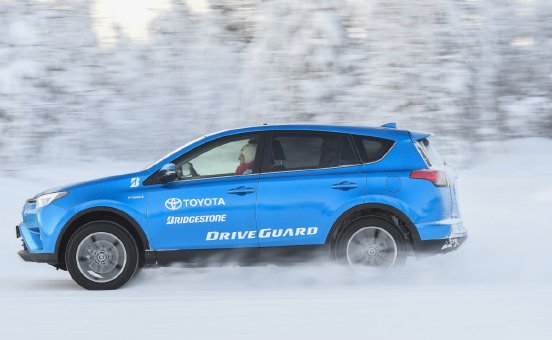 Mit dem DriveGuard Winter auch auf tief verschneiter Fahrbahn sicherer ans Ziel kommen.jpg