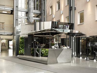 Café, ausgestattet mit Pilkington Mirropane™ Chrome