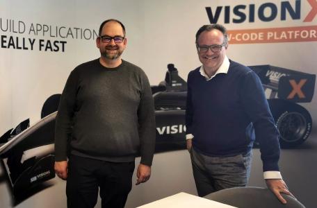 Mag. Bernd Steinbrenner, CCO Industrie Informatik GmbH (hier rechts neben SIB Visions-CEO Roland Hörmann) ist von der Leistungsstärke von ‚VisionX‘ überzeugt / Bild: Industrie Informatik GmbH