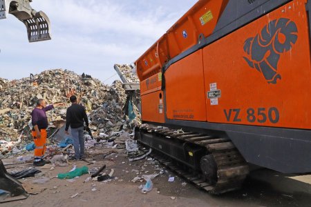 Maschinenbediender Horst Hendle zeigt Martin Priewe (Marketing ARJES GmbH) die angelieferten Abfallberge aus den Krisengebieten
