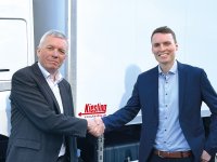 Peter Kiesling (li.) übergibt die Geschäftsführung des Kühlfahrzeugherstellers Kiesling an Niklas Kiesling (re.) Peter Kiesling (li.) übergibt die Geschäftsführung des Kühlfahrzeugherstellers Kiesling an Niklas Kiesling (re.)