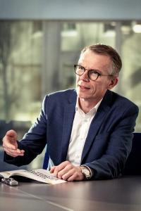 Jürgen Petzel, Vice President Sales bei MPDV, erläutert, wie das Manufacturing Execution System (MES) HYDRA dabei unterstützt, die Fabrik auch aus dem Home Office im Blick zu halten / Quelle: MPDV