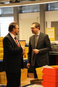 Informierte sich über das Lösungs- und Leistungsangebot eines Service-Providers wie dem krz: (v. r.) Der neue VITAKO-Geschäftsführer Dr. Ralf Resch im Gespräch mit krz-Geschäftsleiter Reinhold Harnisch. Bild: krz