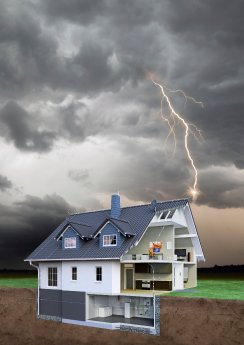 GebÃ¤ude_Wolken_Haus_Spitzdach_Comp_geschnitten_Blitzschutz_Einschlag.jpg