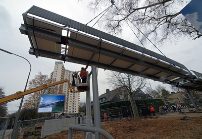 Nach weitgehender Vormontage wurde die Reinbeker "Holländerbrücke" innerhalb kurzer Zeit, d.h. mit minimaler Verkehrsbeeinträchtigung, auf die vorbereiteten Widerlager und Pfeiler abgesetzt