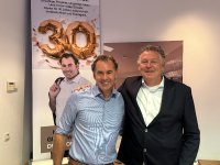 Jubilar Christian Löher mit Eric Tersteeg, Vice President Sales EMEA