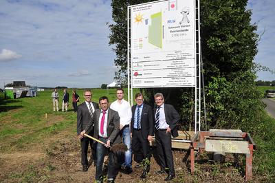 (v.l.n.r.): Hans Holtmann (Geschäftsführer der Solonic GmbH), Stefan Bartels (Projektkoordinator der NEW Re), Markus Brunen (Landwirt und Mit-Investor des Solarparks), Frank Kindervatter (Vorstandsmitglied der NEW AG), Markus Palic (Geschäftsführer der NEW Re GmbH)