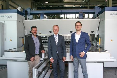 Schröder Group und WSoptics intensivieren die Zusammenarbeit: Franz Schröder (mitte), Geschäftsführer bei Hans Schröder Maschinenbau mit Florian Sepp (links) und Dr. Christoph Weiß (rechts), die Gründer und Geschäftsführer von WSoptics / Bildquelle: Schröder Group