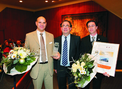 Preisverleihung an B&M TRICON (v.l.n.r.): Thomas Heijnen, Area Manager B&M TRICON, Univ.-Prof. Dr.-Ing. Dr.-Ing. E.h. Dieter Späth und Ing. Richard Müller, Geschäftsführer B&M TRICON